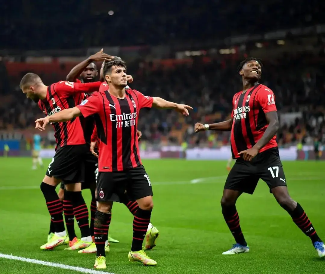 包含AC米兰在主场战胜佛罗伦萨，继续领跑积分榜的词条