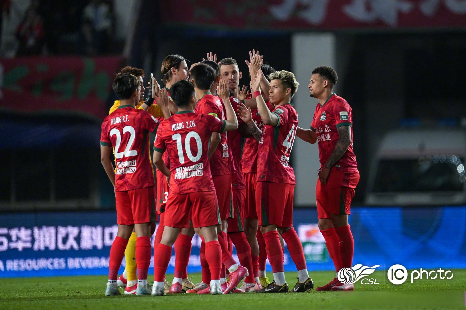 包含亚洲赛场热度持续升温，球迷热情高涨的词条